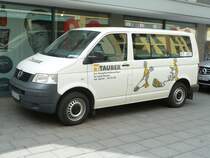 VW T 5 des Kampfmittelbeseitigungsdienstes  TAUBER  steht in der Fuldaer Innenstadt, Mai 2011