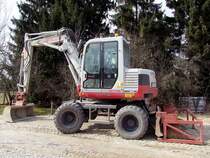 TAKEUCHI TB175W ist mit seinem Schaufelzubehr bei einer Straenbaustelle erschienen;110311