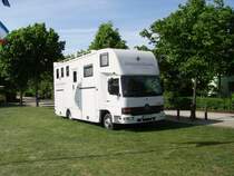 Ein Mercedes Benz Atego einer Pferdeklinik auf den Maimarkt am 09.05.11