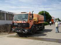 Ein alter Mercedes Benz in Mannheim als Wasserwagen am 09.05.11