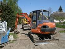 HITACHI-Minibagger am 07.Mai 2011 auf der Dorfstrae von Parchtitz.