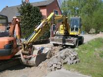 KOMATSU-Bagger auf der Dorfstrae von Parchtitz am 07.Mai 2011.