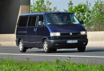 Volkswagen T 4 auf der A61 bei Miel - 28.04.2011