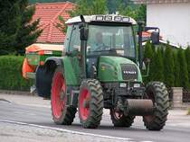 FENDT-Farmer308C ist mit einem beladenen Dngerstreuer unterwegs;110512