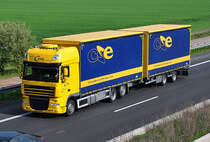 DAF FAR XF 105 (genaue Bezeichnung im Niederlndischen Kfz-Register), Tandemzug  Van de Camp , auf der A61 bei Miel - 28.04.2011