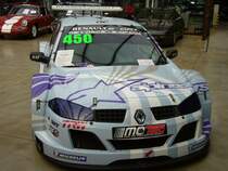 Renault Megane V6 Trophy von 2005. Der V6-motor leistet 322 PS und ist mit einem sequentiellem 6-Ganggetriebe aus der Formel 1 versehen. Bei einem Leergewicht von 920 kg drften die Fahrleistungen entsprechend sein.
Dsseldorfer Meilenwerk 14.05.2011.