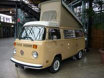 VW T2b Westfalia Campingbus P27 Grand Luxe von 1979. Bei diesem Modell ist schon der 1.957 cm Motor mit 70 PS verbaut. Dieses Modell war zum Kaufzeitpunkt das Westfalia-Spitzenmodell. Heute wrde man sagen der Wagen hat Vollausstattung. Die Erstauslieferung erfolgte nach San Francisco. Der unrestaurierte Camper ist im Farbton  Mexikobeige lackiert. Dsseldorfer Meilenwerk 14.05.2011.