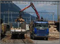 Holzverladung in Frutigen/Schweiz mit einem Scania Holztransporter, aufgenommen am 21.07.2010. Natrlich befand ich mich whrend der Aufnahme auerhalb des Bahngelndes, siehe dazu die Karte.