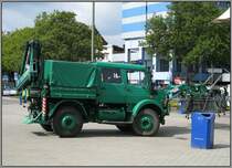 Dieses Unimog-Polizeifahrzeug mit diversen Arbeitsgerten war am 30.07.2010 vor dem Bahnhof in Duisburg mit dem Aufstellen von Absperrgittern beschftigt.