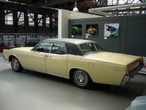 Lincoln Continental 4-door von 1967. Vom abgelichteten Modell, hier in sultana white lackiert, verkaufte Lincoln im Jahr 1976 33.331 Autos. Der Einstiegspreis lag bei US $ 5.795,00. Fr das Vinyldach kamen noch einmal US$ 132,00 dazu. Die Lincoln Kunden an der US-Westkste mussten wegen der langen berfhrungswege US$ 432,00 fr den Continental mehr bezahlen. Dsseldorfer Meilenwerk 14.05.2011.