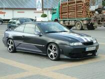 Opel Calibra steht auf dem Rewe-Parkplatz in Schlitz, Mai 2011