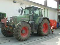 Fendt 716 mit angehngtem Dngerstreuer steht auf der Waage des Raiffeisenlagers in Schlitz, Mai 2011