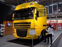 Groer Andrang zur Zugmaschine, DAF XF105.510 anlsslich der Transport-Logistic2011 in Mnchen;110513