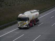 Ein Scania mit Siloaufbau am 14.05.11 in Mannheim auf der A6 