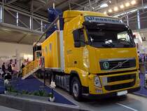 VOLVO FH420 von Waberer mit Messestandauflieger;110513