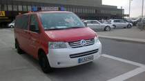 VW T4 Mannschaftstranswagen der Werksfeuerwehr des Airports Hannover, am 13.05.2011.