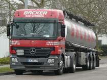 MB Actros MP2 Tanksattelzug  Bcker , abgestellt in einem Industriegebiet in Heilbronn, 19.02.2011
