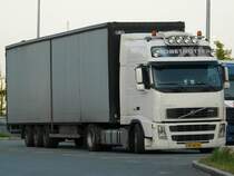 Volvo FH 480 aus den Niederlanden auf dem Rasthof  Kammersteiner Land  an der A6 Nrnberg-Heilbronn, 13.05.2011