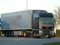 MAN TGX 18.480 mit Khlauflieger von Transbozen aus Italien auf dem Rasthof Wrnitz, 08.04.2011