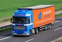 DAF FTP XF 105 (Typenbezeichnung  aus dem niederlndischen Zulassungsregister),  Van Denveren Transport , auf der A61 bei Miel 28.04.2011