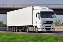 MAN EEV Kofferaufbau auf der A61 bei Miel - 28.04.2011