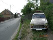 Syrena 105, Dieser Wagen wurde von mir im Santok (Polen) fotografiert. Santok 14.05.2011
Technische Daten:
Hoehe: 1515mm; Breite: 1565mm; Laenge: 4040mm; Gewicht: 940 kg. Motor: Dreizylinder-Zweitakt, fluessigkeitgekuehlt; Huebraum: 842 cm; Leistung: 40PS bei 4300 U/min; Hoechstgeschwindigkeit: 120 km/h; -Verbrauch L/100 km 8,8.
