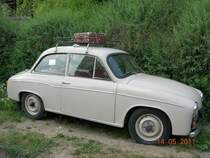 Syrena 105, Dieser Wagen wurde von mir im Santok (Polen) fotografiert. Santok 14.05.2011
Technische Daten:
Hoehe: 1515mm; Breite: 1565mm; Laenge: 4040mm; Gewicht: 940 kg. Motor: Dreizylinder-Zweitakt, fluessigkeitgekuehlt; Huebraum: 842 cm; Leistung: 40PS bei 4300 U/min; Hoechstgeschwindigkeit: 120 km/h; -Verbrauch L/100 km 8,8.