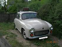 Syrena 105, Dieser Wagen wurde von mir im Santok (Polen) fotografiert. Santok 14.05.2011 
Technische Daten:
Hoehe: 1515mm; Breite: 1565mm; Laenge: 4040mm; Gewicht: 940 kg. Motor: Dreizylinder-Zweitakt, fluessigkeitgekuehlt; Huebraum: 842 cm; Leistung: 40PS bei 4300 U/min; Hoechstgeschwindigkeit: 120 km/h; -Verbrauch L/100 km 8,8.
