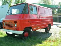 Zuk A07. Das Foto wurde von mir in der Tankstelle im Stargard Szczecinski(Polen) gemacht. Stargard Szczecinski 01.05.2011 Technische Daten:
Hoehe: 1515mm; Breite: 1565mm; Laenge: 4040mm; Gewicht: 940 kg. Motor: Dreizylinder-Zweitakt, fluessigkeitgekuehlt; Huebraum: 842 cm; Leistung: 40PS bei 4300 U/min; Hoechstgeschwindigkeit: 120 km/h; -Verbrauch L/100 km 8,8.