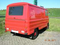 Zuk A07. Das Foto wurde von mir in der Tankstelle im Stargard Szczecinski(Polen) gemacht. Stargard Szczecinski 01.05.2011 Technische Daten:
Hoehe: 1515mm; Breite: 1565mm; Laenge: 4040mm; Gewicht: 940 kg. Motor: Dreizylinder-Zweitakt, fluessigkeitgekuehlt; Huebraum: 842 cm; Leistung: 40PS bei 4300 U/min; Hoechstgeschwindigkeit: 120 km/h; -Verbrauch L/100 km 8,8.