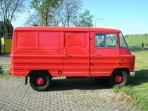 Zuk A07. Das Foto wurde von mir in der Tankstelle im Stargard Szczecinski(Polen) gemacht. Stargard Szczecinski 01.05.2011 Technische Daten:
Hoehe: 1515mm; Breite: 1565mm; Laenge: 4040mm; Gewicht: 940 kg. Motor: Dreizylinder-Zweitakt, fluessigkeitgekuehlt; Huebraum: 842 cm; Leistung: 40PS bei 4300 U/min; Hoechstgeschwindigkeit: 120 km/h; -Verbrauch L/100 km 8,8.