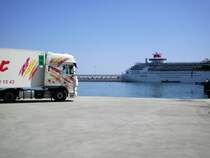DAF XF 105 von Lohberger Transporte im Hafen von Barcelona am 17.4.2011.