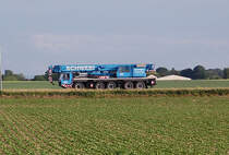 In Mnchengladbach auf der Stadtwaldstrae ist dieser Autokran von Schweri am Abend des 18.5.2011 in Richtung Rheydt unterwegs.