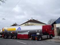 VOLVO FH440 erreicht mit seinem Tanksattelauflieger die Pforten bei einem groen Minerallhndler;110401