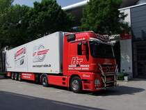 ACTROS von Hauser-Trucks mit einem Werbeauflieger;110513  