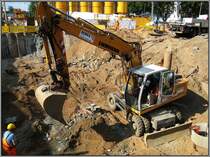 Dsseldorf, U-Bahn-Projekt Wehrhahnlinie, knftiger Haltepunkt Schadowstrae, 03.08.2010: Ein Liebherr-Bagger Typ 904 im Einsatz bei Aushubarbeiten.