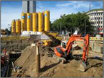 Dsseldorf, U-Bahn-Projekt Wehrhahnlinie, knftiger Haltepunkt Schadowstrae, 19.08.2010: Ein Kubota-Bagger im Einsatz.