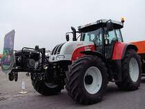 STEYR 6140CVT fhrt anlsslich eines Themenwagenumzuges ein Notstromaggregat mit;110220