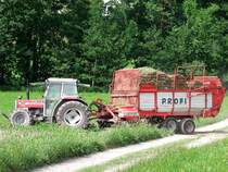 MF382 holt mit Pttinger Ernte-Profi Heu von den Wiesen;100612
