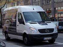 MB-Sprinter von Dallmayr kurvt durch die Strassen von Mnchen;110329