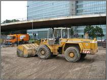 D�sseldorf, Projekt K�-Bogen, Jan-Wellem-Platz, 02.09.2010: Ein gro�er Radlader des Herstellers Liebherr.