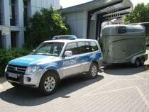 Ein Mitsubishi Gel�ndewagen mit Pferdetransporter in Frankfurt am Main am 28.05.11