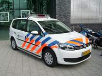 Ein neuer VW Touran der Polizei aus Holland zu Gast in Frankfurt am Main beim Tag der Offenen T�r am 28.05.11