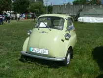 BMW Isetta gesehen bei der Oldtimerausstellung in Kleinl�der, Mai 2011