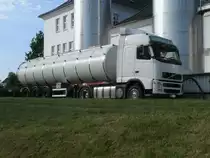 VOLVO-Milchlaster,am 05.Juni 2011,bei der Molkerei in Bergen/R�gen.