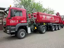 MAN TGS 18.440 mit Schmitz Kippmulde. Ausgestellt im Rahmen eines LKW-Turniers im Mai 2011 im Ammerland.