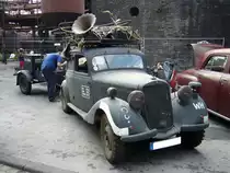 Mercedes Benz 170 V (W136) 4-t�rige Limousine. 1936 - 1942. Hier wurde ein 170 V im Stil eines Wehrmachtsfahrzeuges, incl. angeh�ngter Feldk�che, abgelichtet. Der W136 war mit einem 1.697 cm� 4-Zylinderreihenmotor mit 38 PS motorisiert. Der 170 V war das meistgebaute Mercedes Benz Modell der Vorkriegszeit. Mit einem leicht modifizierten 170 begann auch nach dem Krieg wieder die PKW-Produktion bei Mercedes Benz. Oldtimertreffen Kokerei Zollverein 05.06.2011.