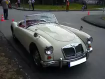 MG A Mark II Roadster. 1960 - 1962. Das A Modell wurde bereits 1955 vorgestellt. W�hrend seiner 7-j�hrigen Bauzeit �ber 101.000 mal produziert. Nur ca. 9.900 Fahrzeuge wurden als Coupe mit festen Dach ausgeliefert. Der 4-Zylinderreihenmotor mit 1.6l Hubraum leistet bei diesem Modell 78 PS. Oldtimertreffen Kokerei Zollverein 05.06.2011.