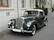 Sch�nes Mercedes Cabrio vor einem Hotel in Basel. Die Aufnahme stammt vom 02.06.2011.