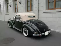 Sch�nes Mercedes Cabrio 220 vor einem Hotel in Basel. Die Aufnahme stammt vom 02.06.2011.